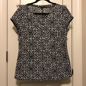 Roz & Ali geometric print cap sleeve vneck blouse in whites & blues (M)